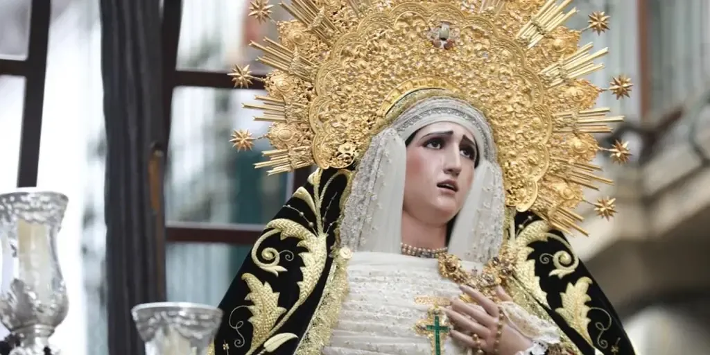 La historia de la Virgen de la Soledad revela la evolución artística del siglo XIX y su importancia en la Semana Santa sevillana.