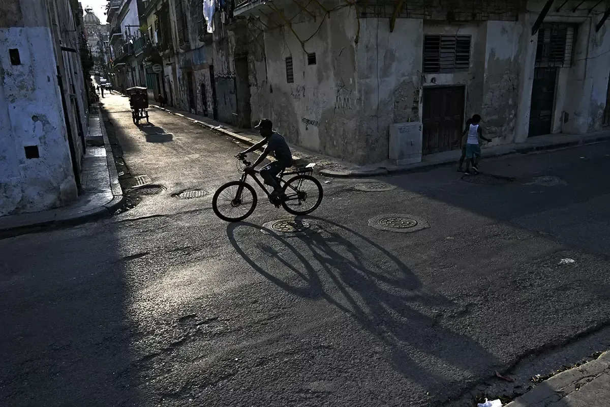 La historia de un turista que enfrentó obstáculos para entregar una maleta en Cuba revela la realidad del transporte en la isla.