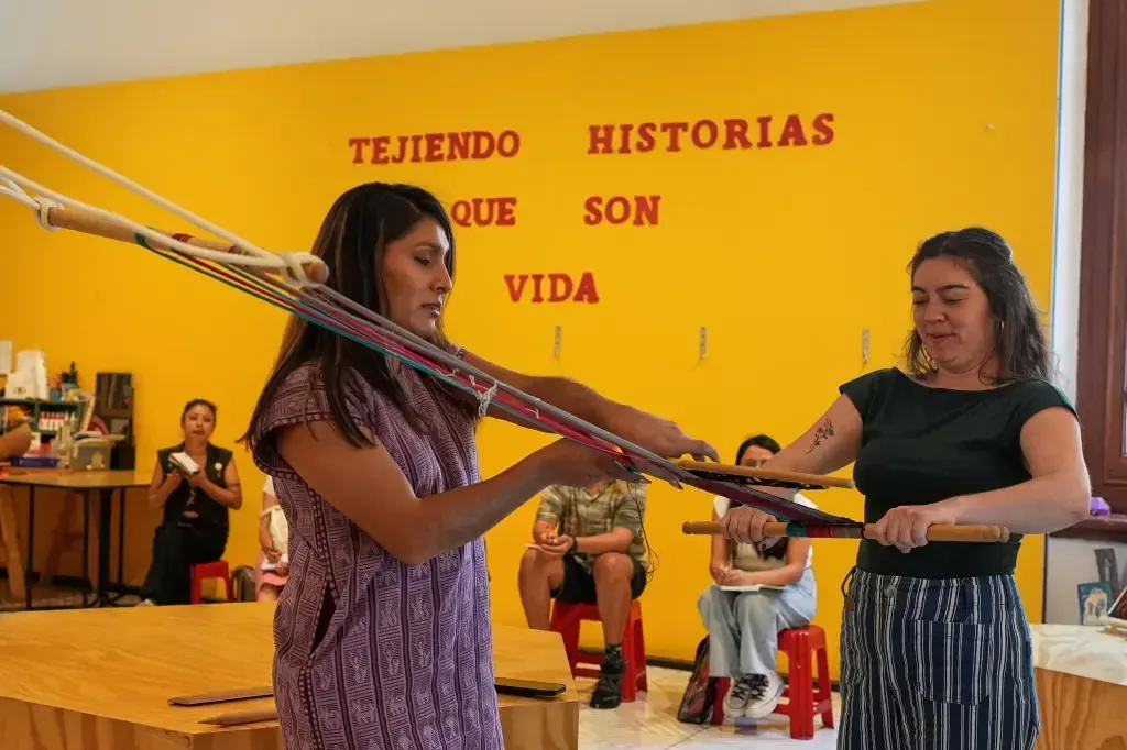 La historia de Xaneri Merino muestra cómo la tradición y la identidad se entrelazan en la resistencia cultural.