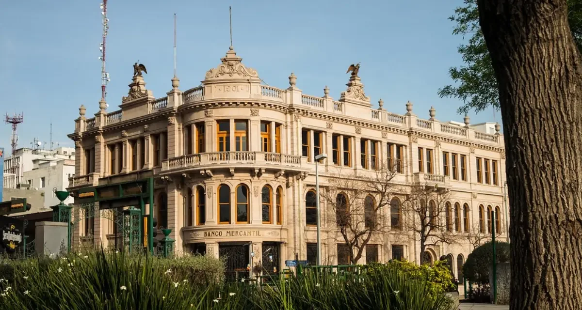 La historia del Banco de Nuevo León destaca su impacto económico en su época.