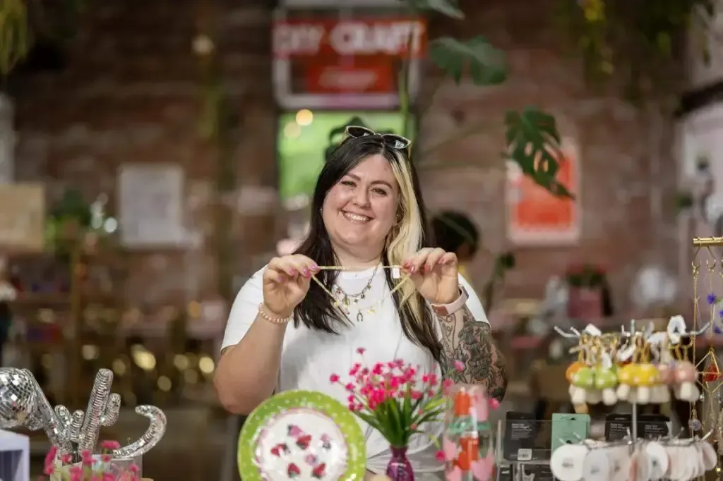 La historia detrás de Golden Hour Designs resalta el empoderamiento femenino y el crecimiento de negocios encabezados por mujeres.
