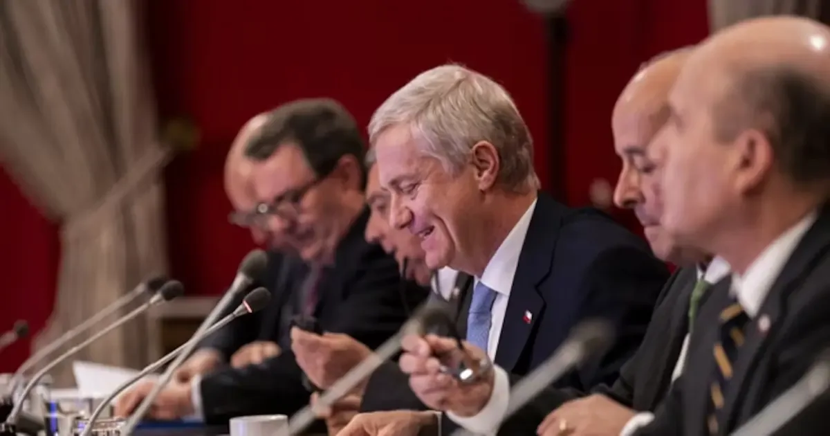 La administración de Gabriel Kast busca estabilizar Chile con una serie de reformas económicas y sociales en su primer semestre.