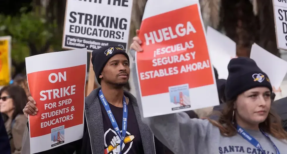 La huelga cierra escuelas y afecta a más de 50,000 estudiantes en la ciudad.