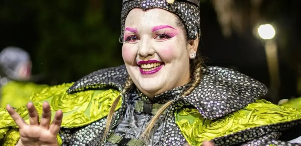 La humorista Denise Casaux sorprende con su talento y relata un duro momento personal.