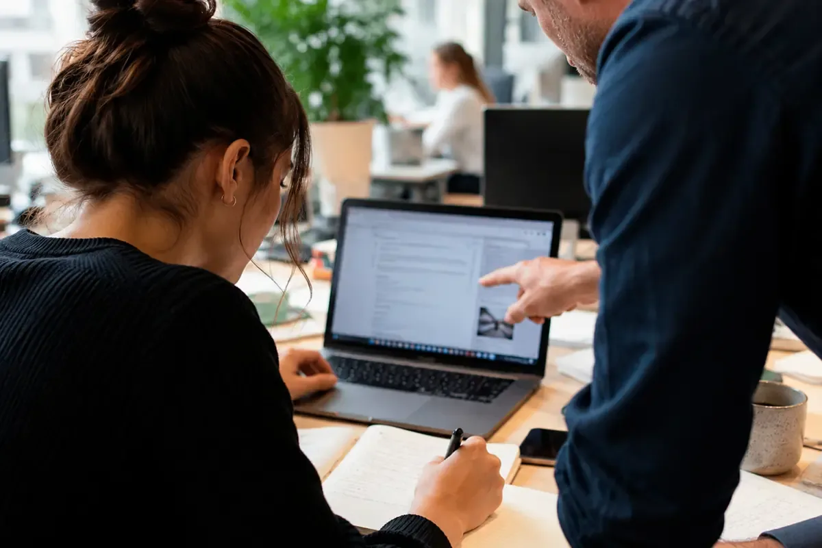 La inteligencia artificial cambia las expectativas laborales para profesionales júnior en todo el mundo.
