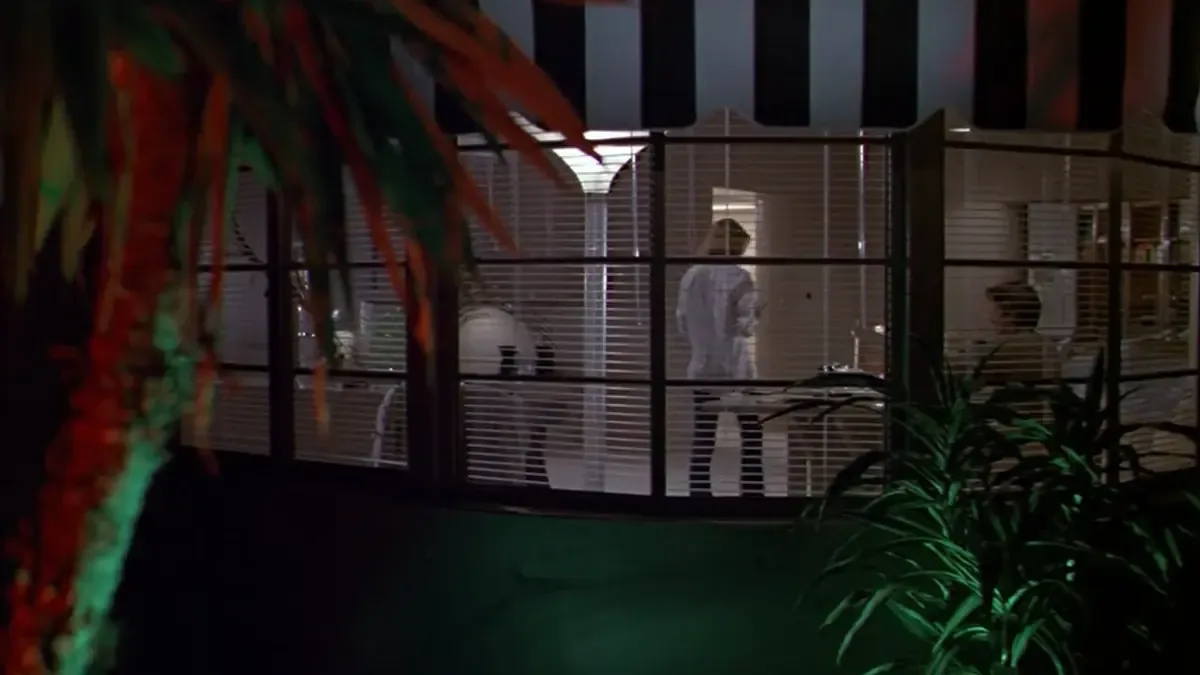La icónica película protagonizada por Richard Gere destaca por su estilo visual y narrativa compleja.