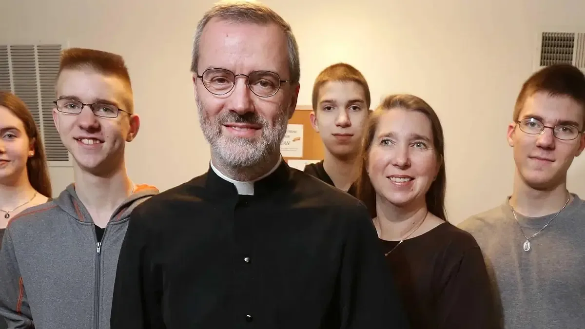La Iglesia Católica permite la ordenación de hombres casados en ciertos casos, incluyendo a antiguos pastores protestantes.