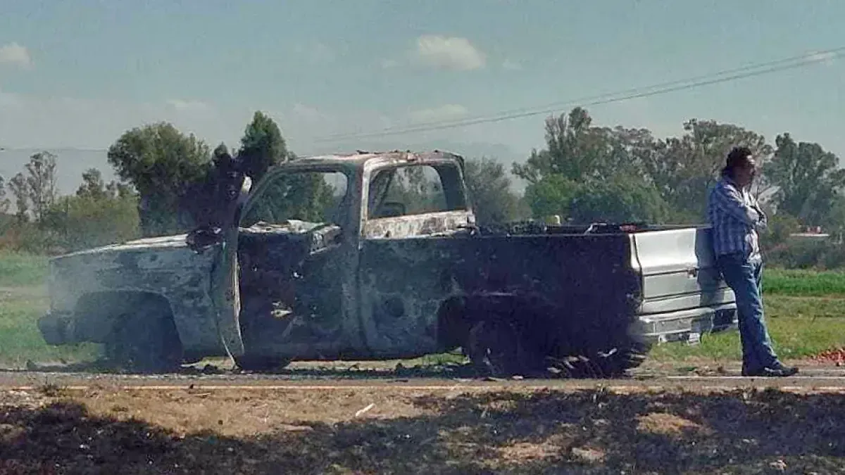 La imagen de un vendedor y su camioneta quemada resuena en redes sociales tras brote de violencia.