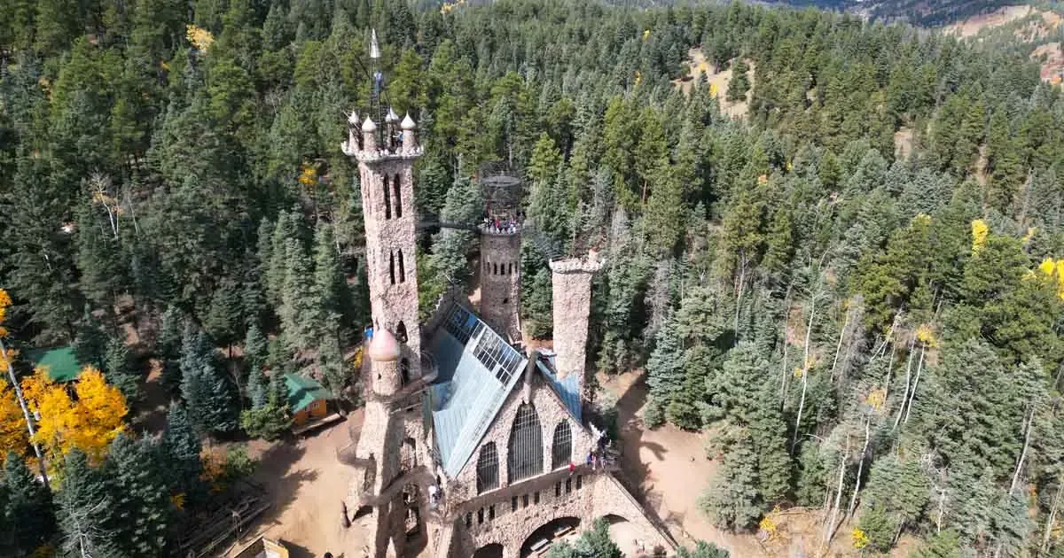 La impresionante obra de un hombre atrae visitantes a la naturaleza de Colorado.