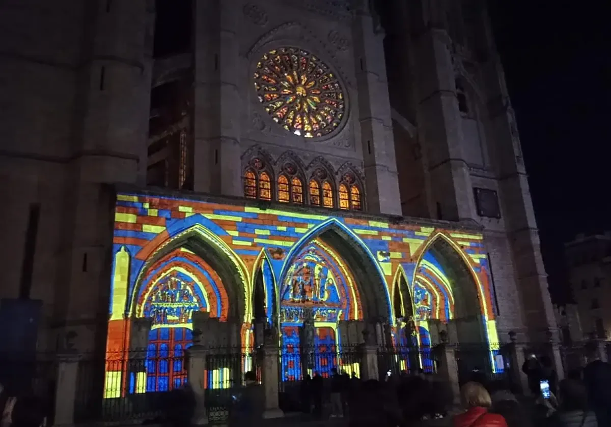 La inauguración de un espectáculo de video mapping atrae a cientos de visitantes a la emblemática Catedral de León.