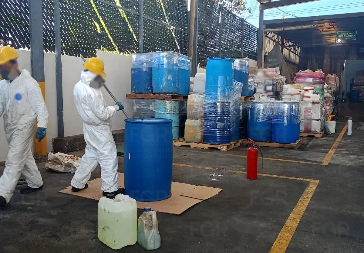 La incineración de sustancias químicas ilícitas en Guerrero, supervisada por autoridades.