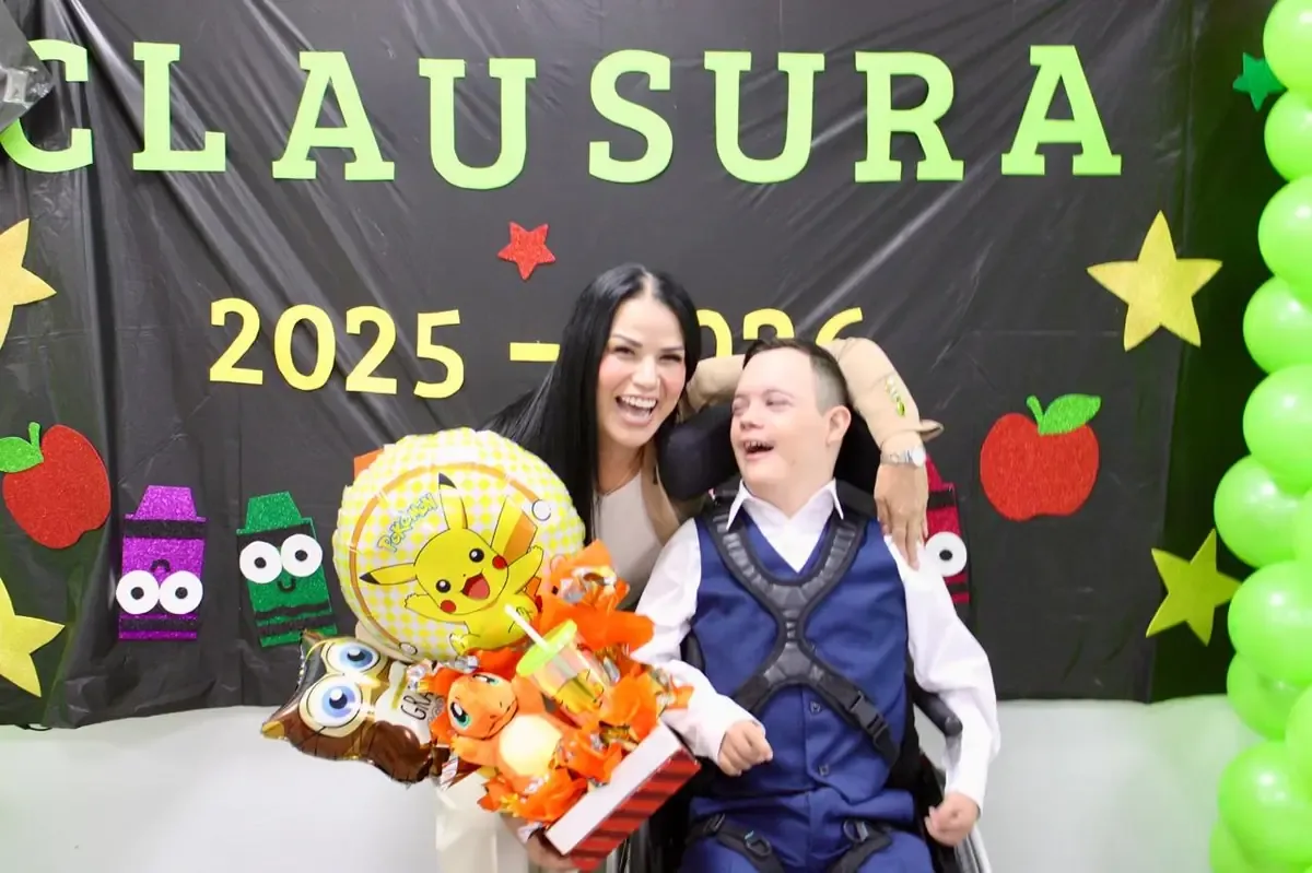 Myrna Monge destaca el valor de la educación inclusiva en evento de graduación.