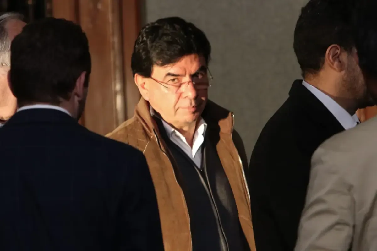 La indagatoria revela posibles vínculos del exvocero de AMLO con un empresario ligado al narcotráfico.