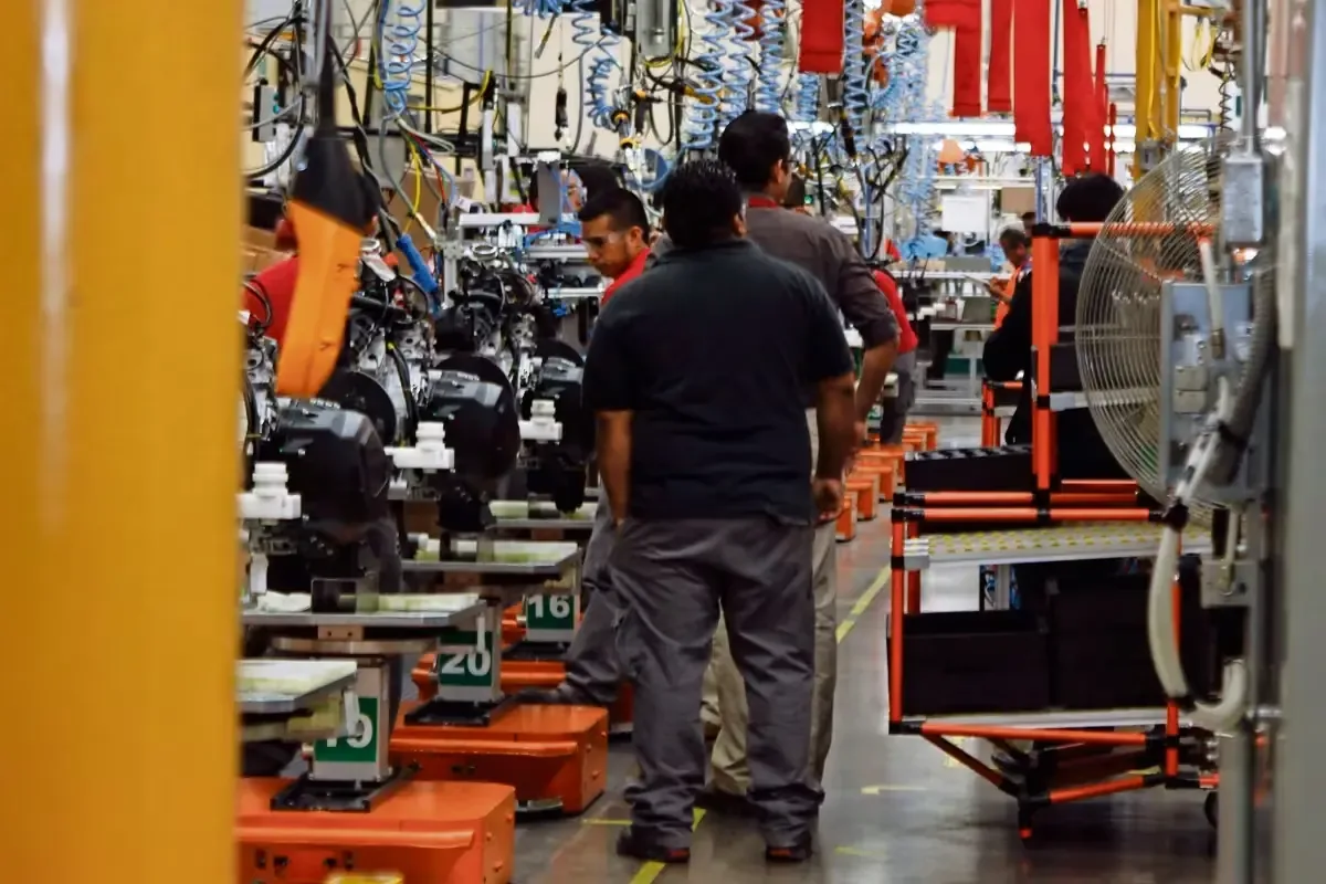 La reducción de la fuerza laboral afecta la economía y las inversiones en el sector automotriz.