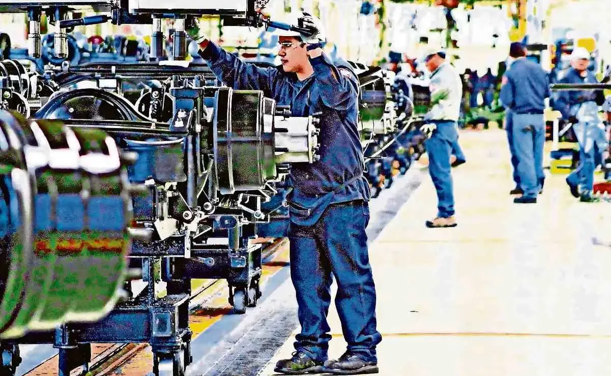 "La industria automotriz enfrenta retos ante la propuesta de jornada laboral reducida."