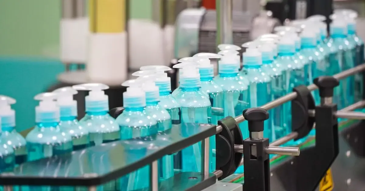 La industria cosmética adopta prácticas sostenibles para preservar el agua y minimizar su impacto ambiental.