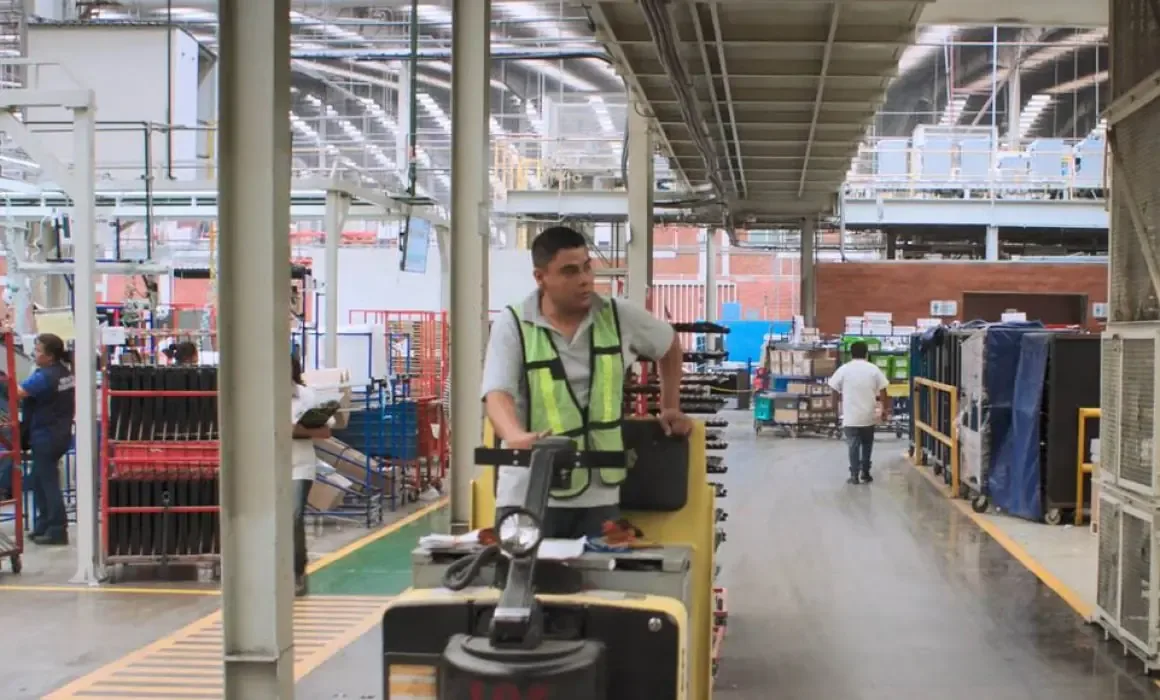 La industria manufacturera muestra un leve descenso mensual, pero se mantiene positiva en comparación anual.