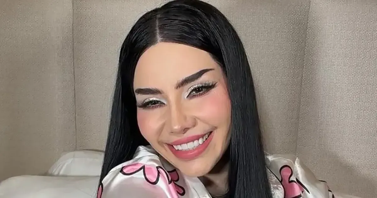 La influencer mexicana enfrenta la realidad de servir y lavar en el reality show.