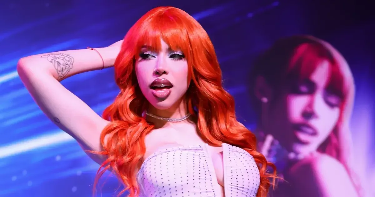 La influencer y cantante comparte su evolución musical y la importancia de las críticas en su carrera.