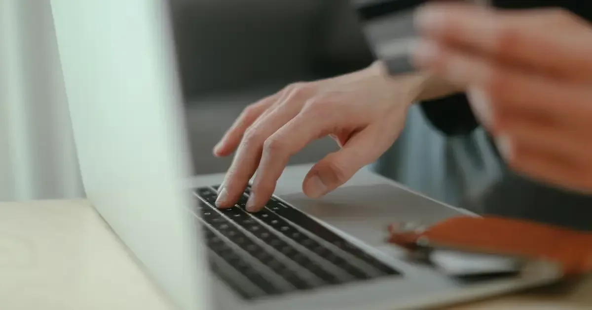 La regulación tributaria cambia el panorama del comercio en línea en Chile, trasladando la informalidad hacia redes sociales.
