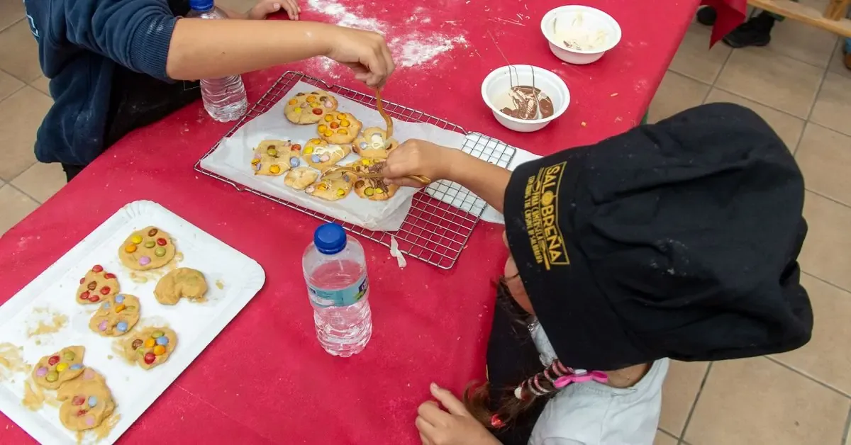 La iniciativa busca enseñar a los niños a cocinar mientras fomentan la cultura culinaria y el comercio local.