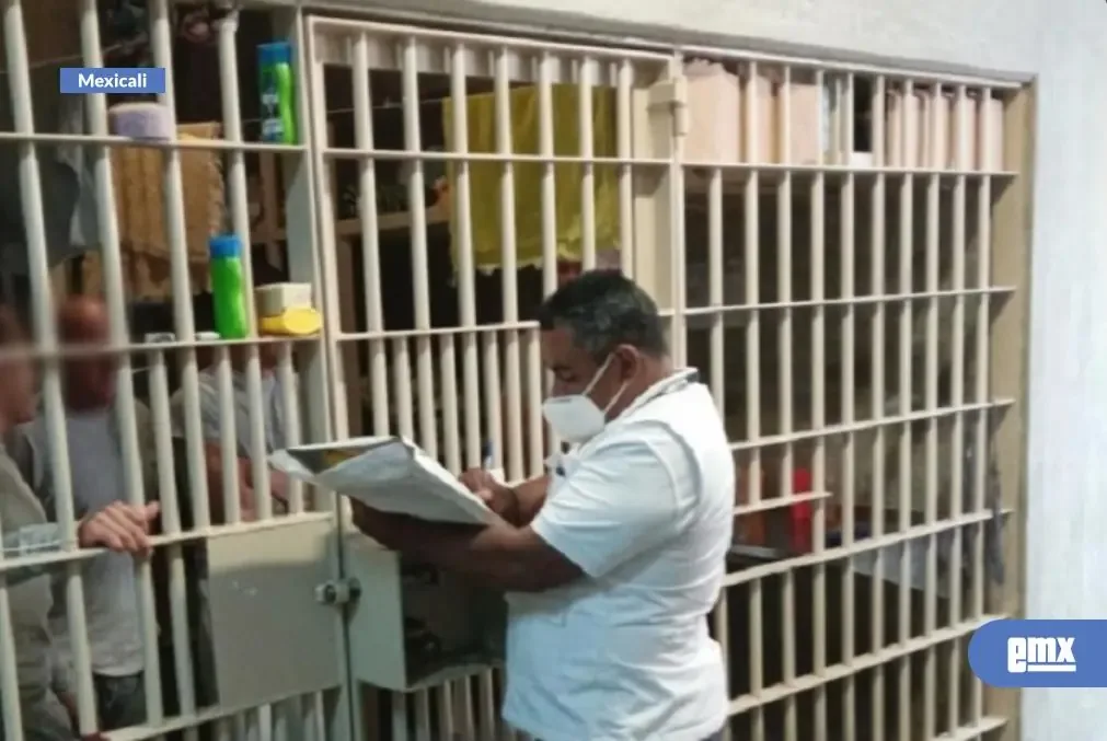 La iniciativa busca penalizar con hasta tres años de prisión a quienes introduzcan dispositivos en los penales.