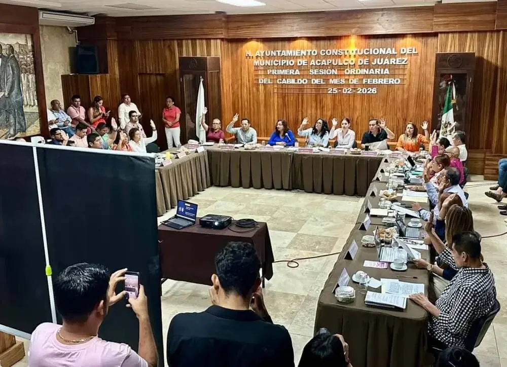La iniciativa de reducir integrantes en ayuntamientos enfrenta desafíos legales y políticos.