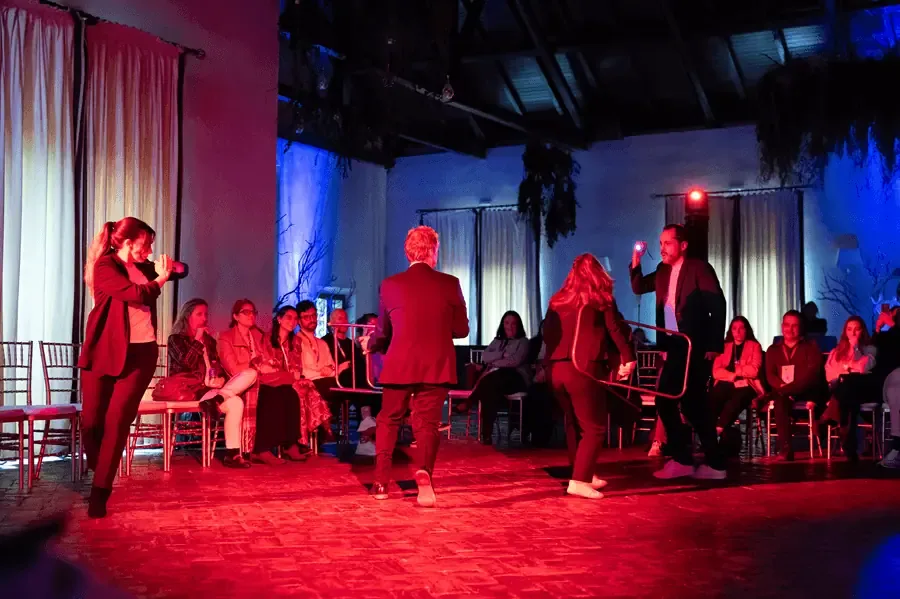La innovadora experiencia en el evento MIS resalta la importancia del aprendizaje a través del teatro en el ámbito laboral.
