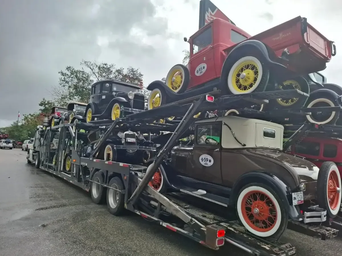 La inseguridad en las carreteras de Puebla se intensifica tras el robo de un remolque con autos de colección.