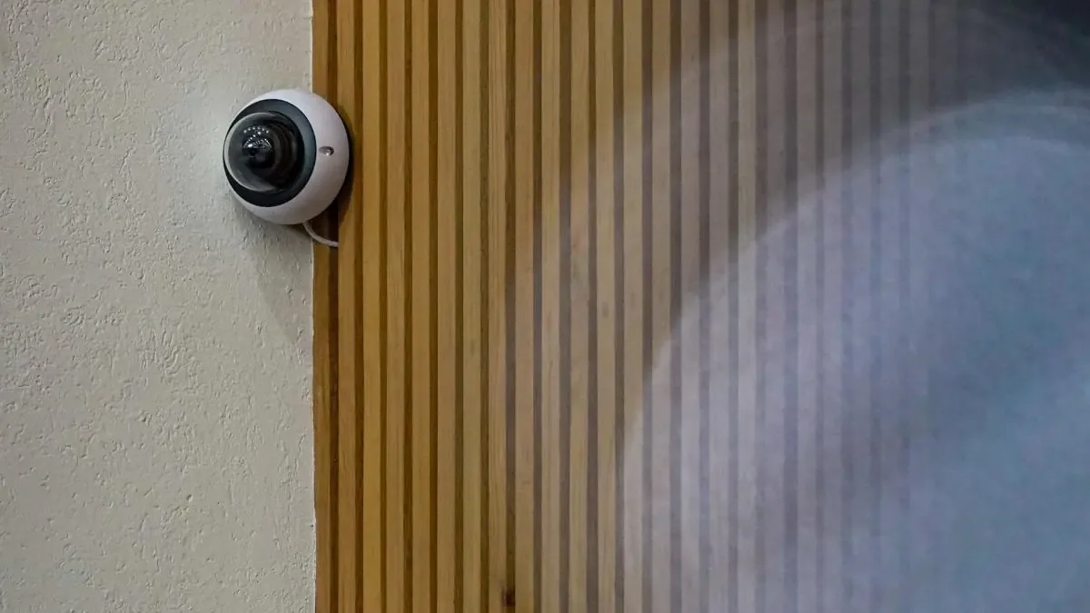 La instalación de cámaras en sanitarios podría violar la privacidad laboral del personal.