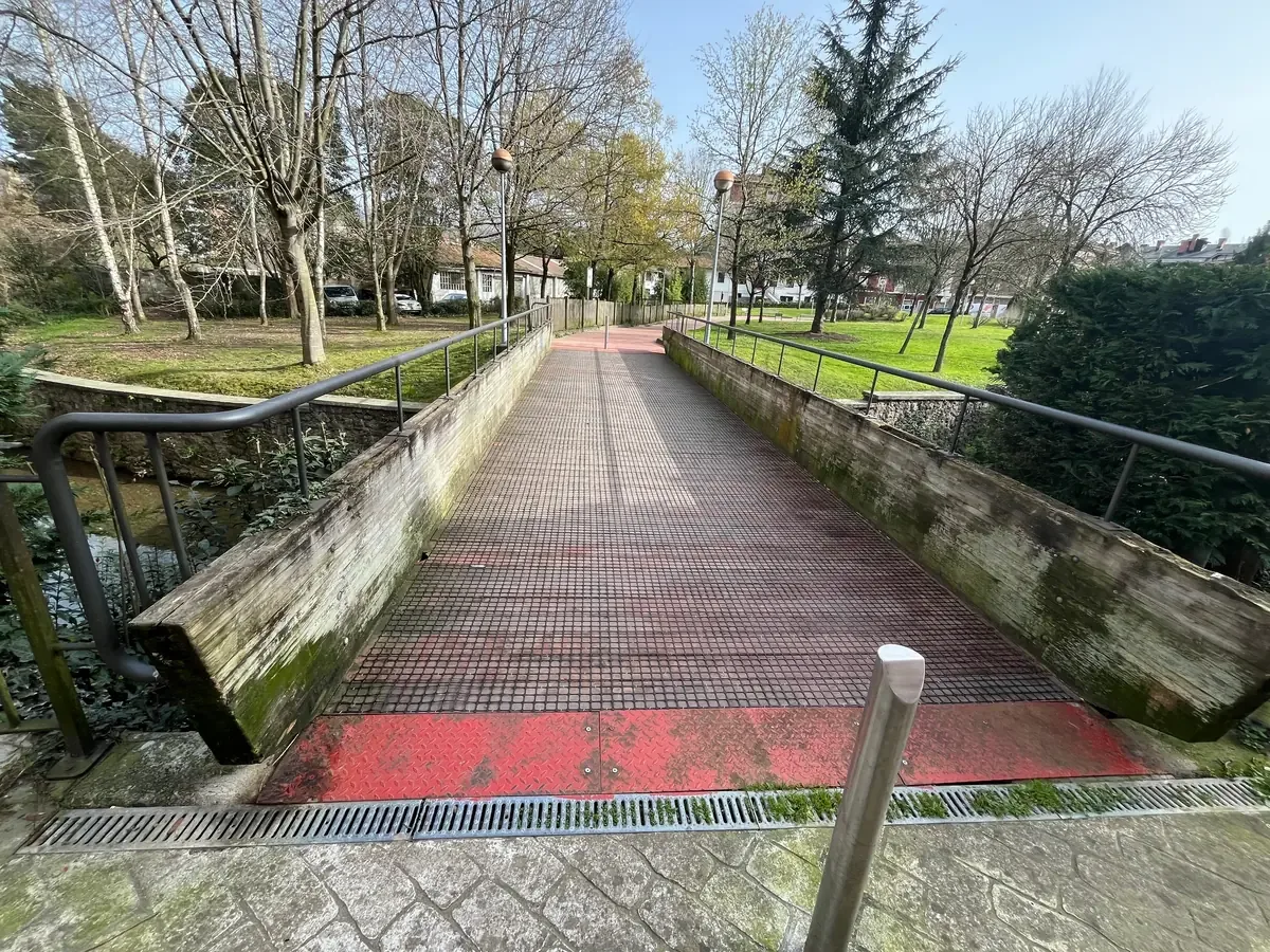 La instalación de mallas busca aumentar la seguridad de los peatones en áreas propensas a resbalones.