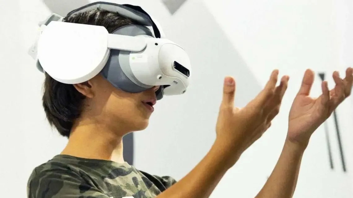 La instalación inmersiva redefine la experiencia cultural combinando historia y tecnología.