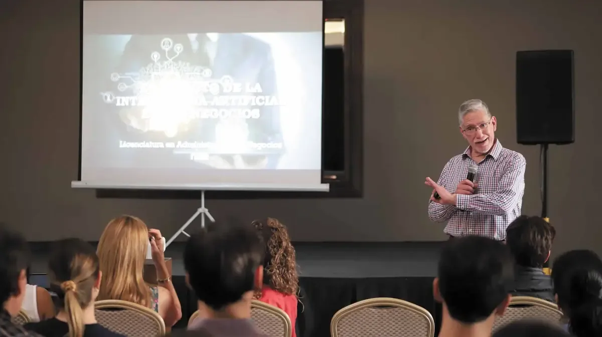 La institución presentó su oferta académica y analizó el impacto de la IA en los negocios.