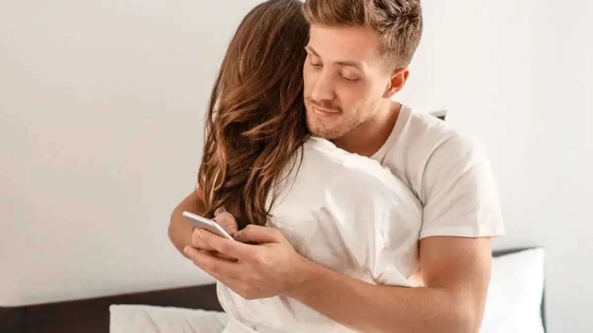 La inteligencia artificial identifica comportamientos que podrían indicar engaños en una relación.