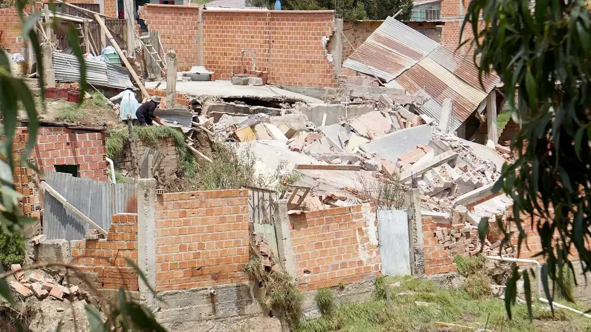 La intensa granizada provocó daños estructurales y anegaciones en varias zonas de La Paz, poniendo en alerta a las autoridades.