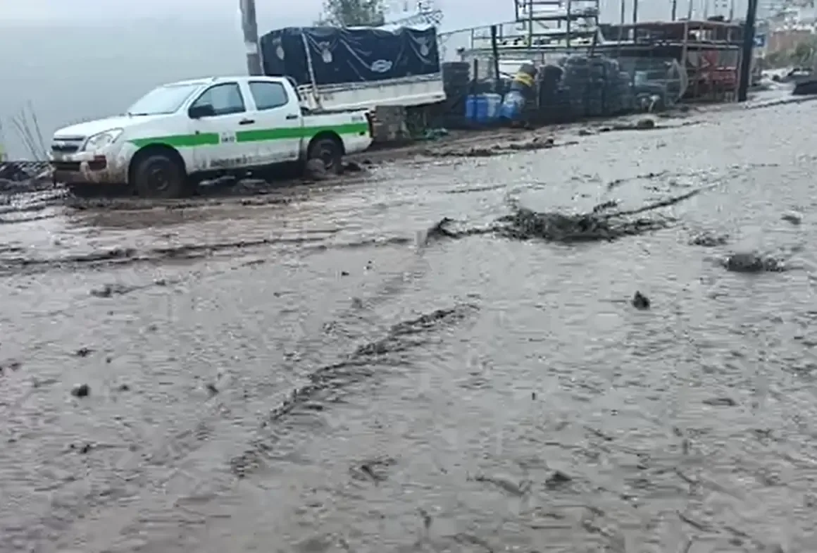 La intensa lluvia provocó deslizamientos de tierra, afectando a varias familias en Alausí.
