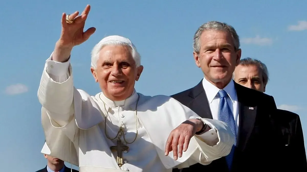La interacción entre líderes religiosos y políticos refleja tensiones históricas y cambios en la diplomacia.