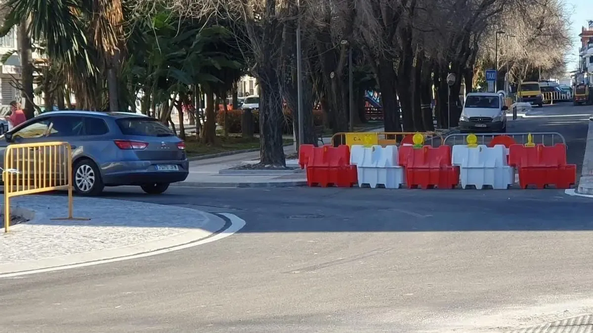 La interrupción del tráfico por obras genera debate entre el Ayuntamiento y el PSOE sobre planificación y apoyo a comerciantes.