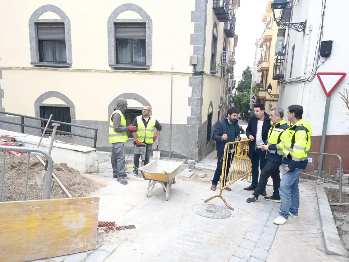 La intervención asegura la seguridad vial y habitacional tras un hundimiento en la calzada.