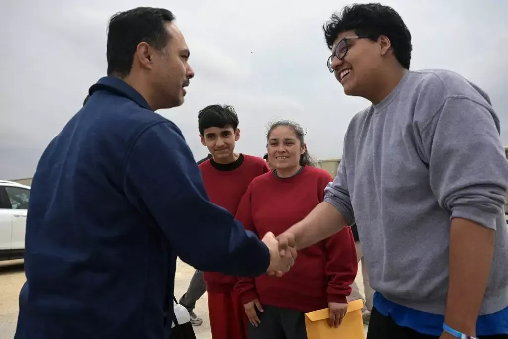 La intervención de congresistas asegura la libertad de los jóvenes tras su detención por ICE.