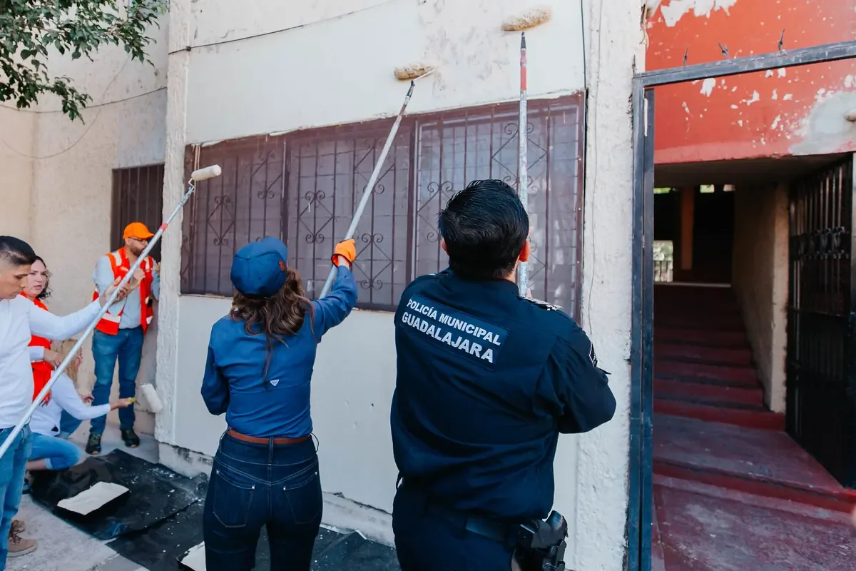 La intervención incluye iluminación, un parque infantil y vigilancia comunitaria para mejorar la seguridad de los habitantes.