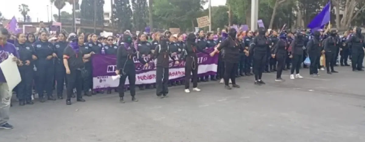 La intervención policial divide a los contingentes feministas en Saltillo, generando protestas y tensiones.