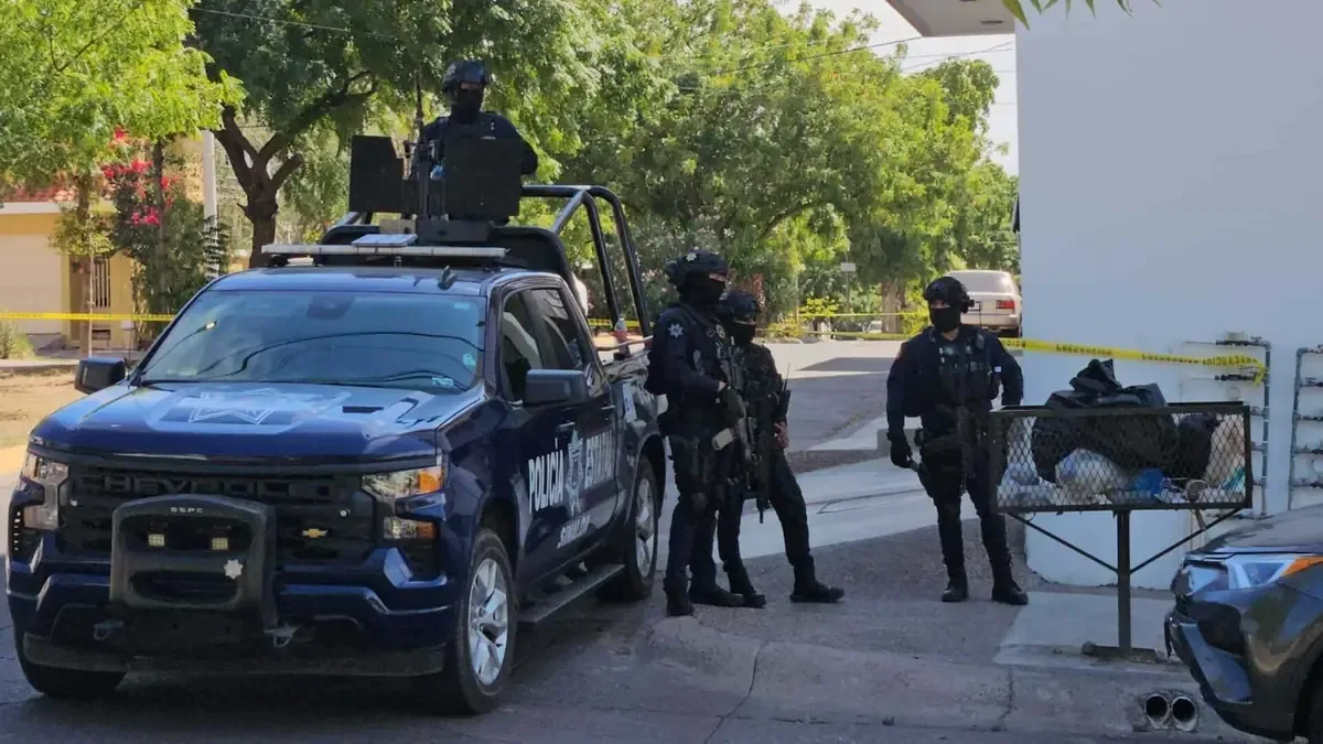 La intervención policial resultó en la liberación de dos personas en Villa Universidad tras un reporte anónimo.
