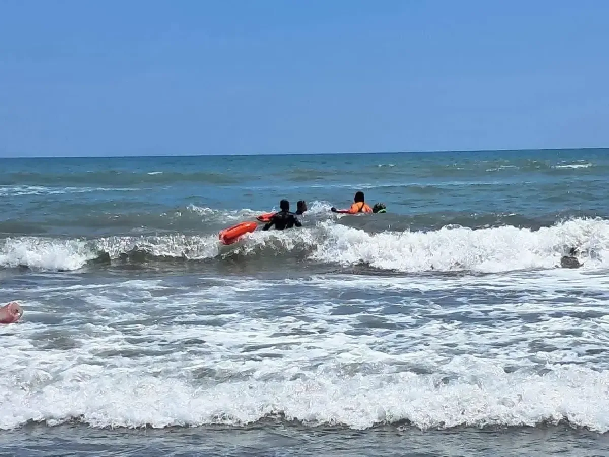 La intervención rápida de rescatistas evitó un incidente grave en la playa veracruzana.