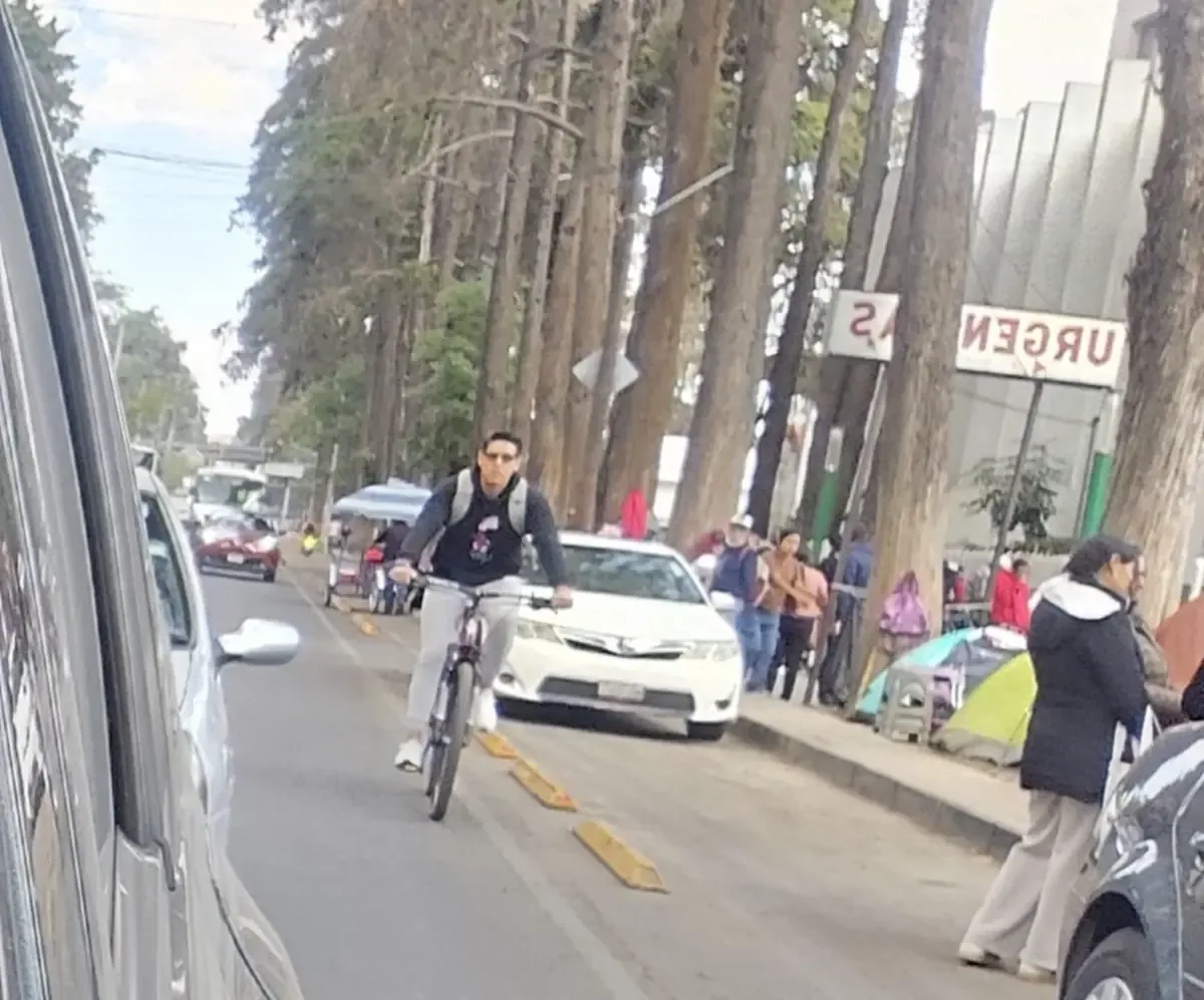 La invasión de vehículos en la ciclovía pone en riesgo a ciclistas y afecta la movilidad sustentable.
