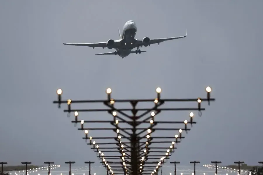 La inversión busca mejorar la infraestructura y la seguridad en cuatro aeropuertos regionales.