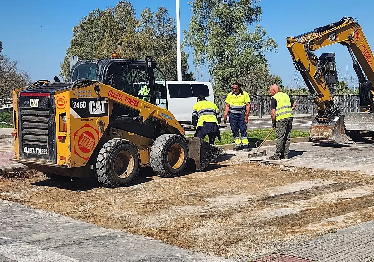 La inversión de 25,000 euros moderniza la seguridad vial para peatones y conductores.