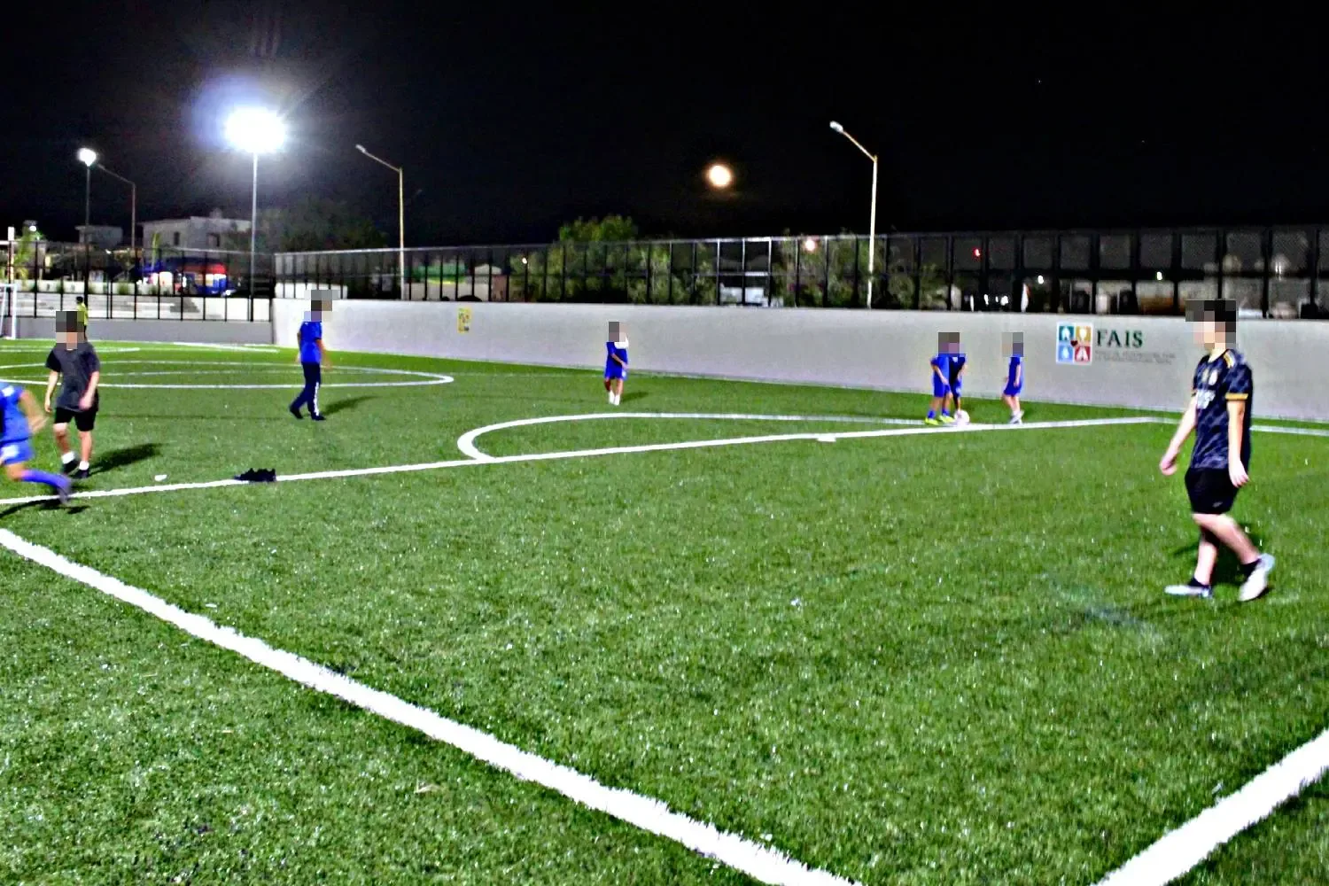 "La inversión en canchas de fútbol busca impulsar el deporte en Baja California Sur."