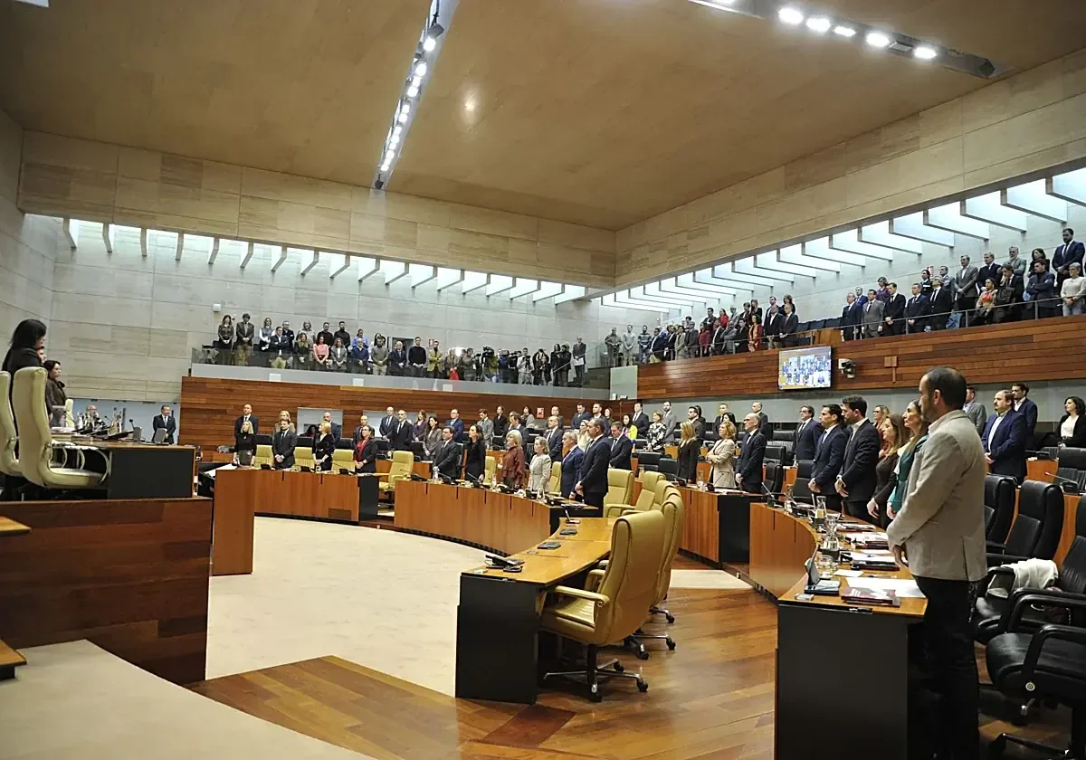 La investidura de María Guardiola es crucial para la estabilidad regional.