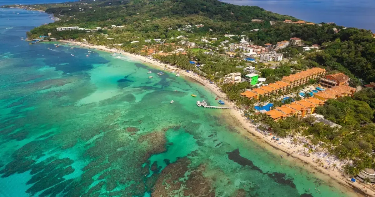 La isla intensifica esfuerzos para limpiar el sargazo y proteger su turismo.